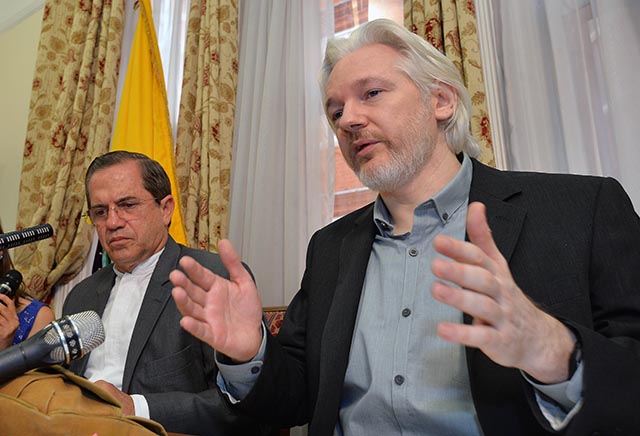 Na snímke zakladateľ WikiLeaksu Julian Assange (vpravo). Ilustračné foto