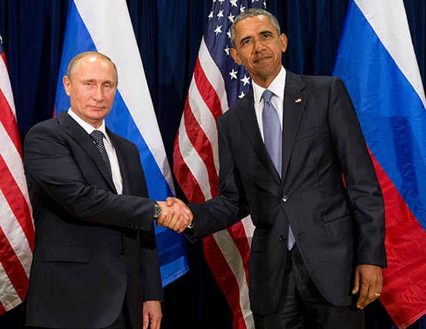 Na snímke americký prezident Barack Obama (vpravo) si podáva ruku so svojím ruským partnerom Vladimirom Putinom. Ilustračné foto