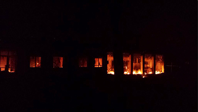 Zhorené zdravotné stredisko organizácie Lekári bez hraníc po explózii v blízkosti ich nemocnice v meste Kundúz.