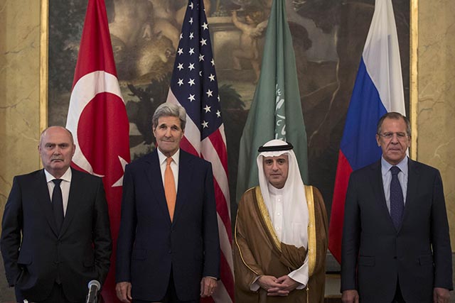 Na snímke ministri zahraničných vecí zľava Turecka Feridun Sinirlioglu, USA John Kerry, Saudskej Arábie Adel al-Džubír a Ruska Sergej Lavrov.