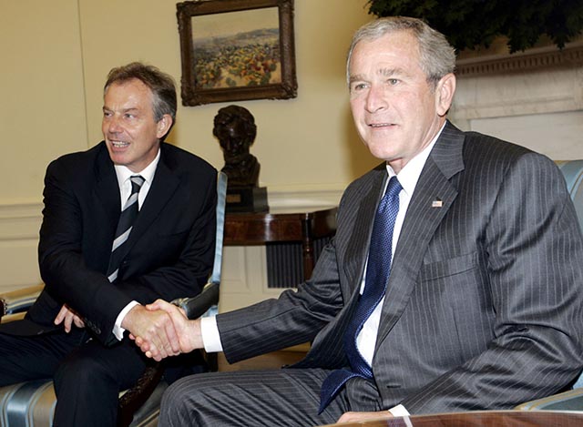 Na archívnej snímke americký prezident George W. Bush (vpravo) podáva ruku britskému premiérovi Tonymu Blairovi.