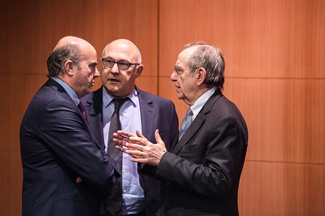 Na snímke francúzsky minister financii Michel Sapin (vstrede), španielsky minister financii Luis de Guindos (vľavo) a taliansky minister financii Pier Carlo Padoan (vpravo) .