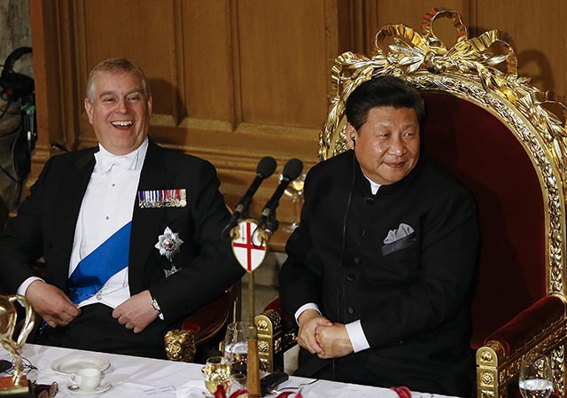 Na snímke čínsky prezident Si Ťin-pching (vpravo) a britský princ Andrew. Ilustračné foto