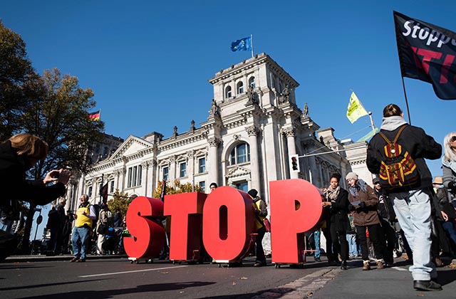 Fotografia z víkendovej demonštrácie proti TTIP v Berlíne.