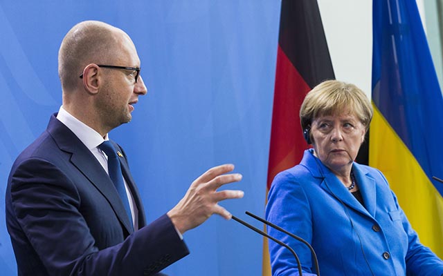 Na snímke nemecká kancelárka Angela Merkelová (vpravo) a ukrajinský premiér Arsenij Jaceňuk
