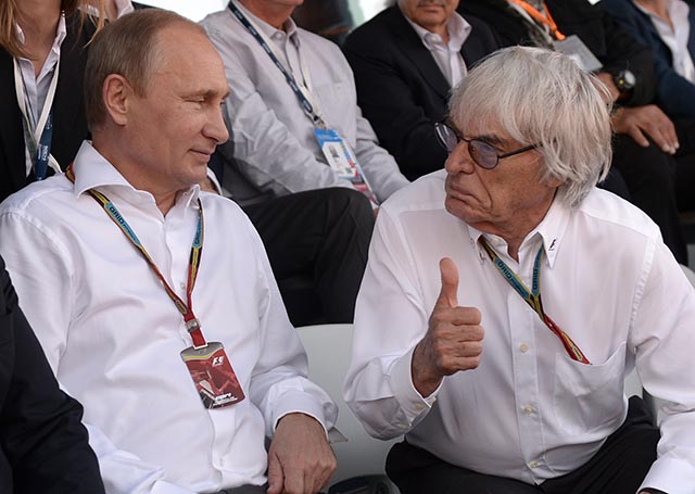 Na snímke sa ruský prezident Vladimir Putin (vľavo) rozpráva so šéfom Formuly 1 Berniem Ecclestoneom.