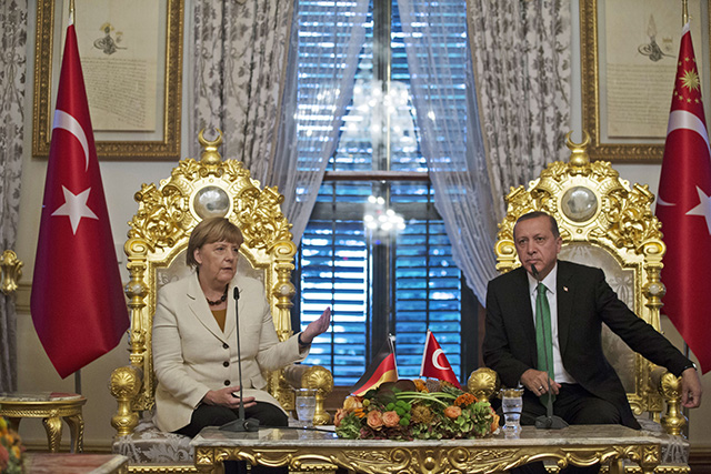 Na snímke vľavo nemecká kancelárka Angela Merkelová a turecký prezident Tayyip Erdogan.