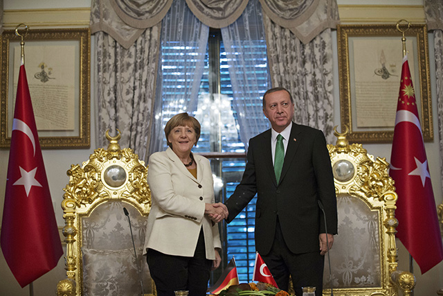 Na snímke vľavo nemecká kancelárka Angela Merkelová a turecký prezident Tayyip Erdogan.