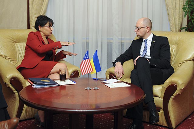 Na snímke ukrajinský premiér Arsenij Jaceňuk a americká ministerka obchodu Penny Pritzkerová. Ilustračné foto
