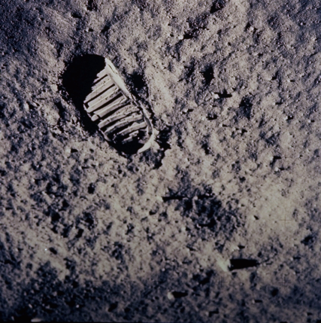 Na archívnej snímka z 20. júla 1969 stopa amerického kozmonauta z vesmírnej lode Apollo 11 na povrchu Mesiaca