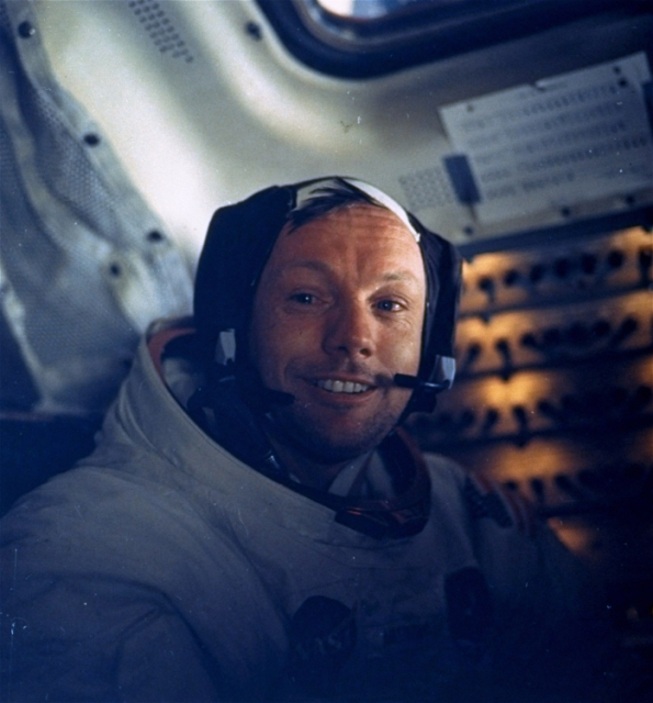 Na archívnej snímke z 20. júla 1969 astronaut  Neil Armstrong v lunárnom module. Raketu Saturn 5, ktorá vyniesla kozmickú loď Apollo 11 na obežnú dráhu Zeme s posádkou Neil Armstrong, Edwin Aldrin a Michael Collins, vypustili úspešne 16. júla 1969 z Mysu Canaveral (USA). Po 102 hodinách, 45 minútach a 42 sekundách letu pristál mesačný modul Apolla 11 s Armstrongom a Aldrinom na mesačnom povrchu a 21. júla o 3 h a 56 min SEČ sa dotkla noha prvého človeka Mesiaca. Bol ním americký astronaut Neil Armstrong