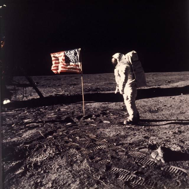 Na archívnej snímke z 20. júla 1969 pózuje americký astronaut Buzz Aldrin pri americkej vlajke na Mesiaci