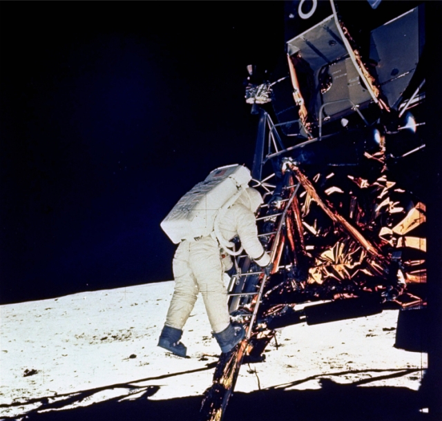 Na archívnej snímke z 20. júla 1969 astronaut Edwin E. Aldrin Jr. schádza zo schodov lunárneho modulu na povrch Mesiaca