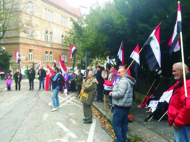 Foto z demonštrácie  Sýrcanov v Bratislave