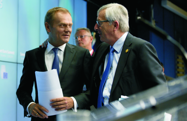 Na archívnej snímke predseda Európskej komisie Jean-Claude Juncker (vpravo) a predseda Európskej rady Donald Tusk (vľavo)
