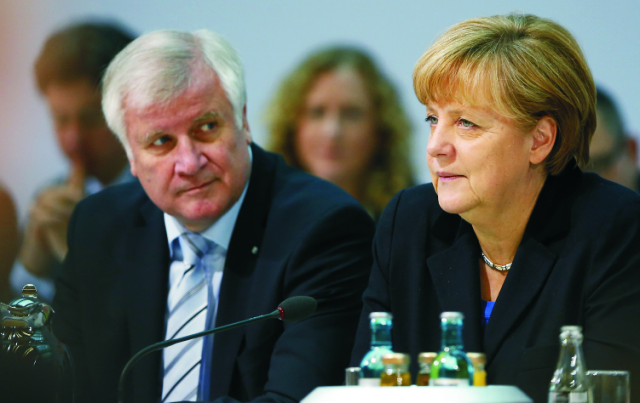 Na archívnej snímke nemecká kancelárka a predsedníčka Kresťanskodemokratickej strany CDU Angela Merkelová (vpravo) a predseda Kresťanskosociálnej únie CSU Horst Seehofer (vľavo) 