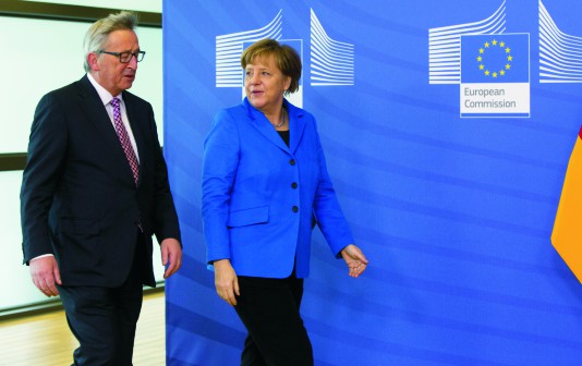 Na archívnej snímke nemecká kancelárka Angela Merkelová (vpravo) a šéf Európskej komisie Jean-Claud Juncker