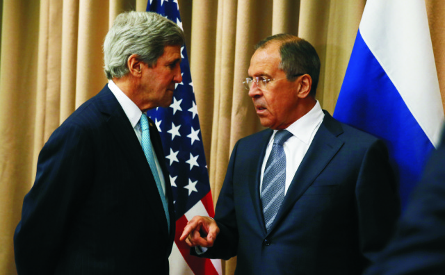 Na archívnej snímke šéf americkej diplomacie John Kerry a jeho ruský rezortný kolega Sergej Lavrov