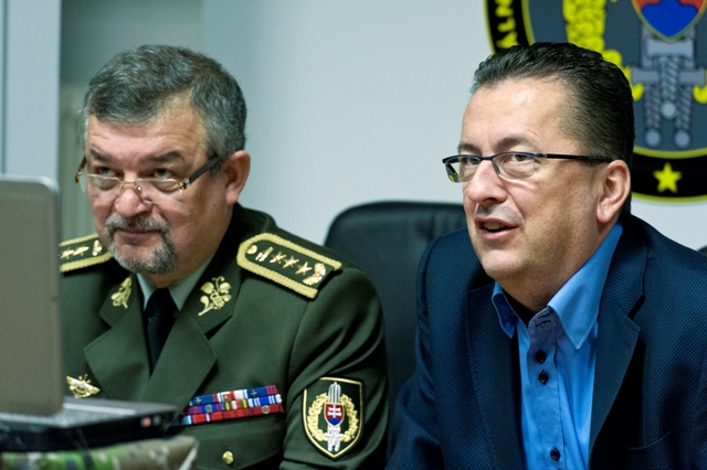 Na snímke minister obrany Martin Glváč (vpravo) a náčelník Generálneho štábu Ozbrojených síl SR Milan Maxim (vľavo)