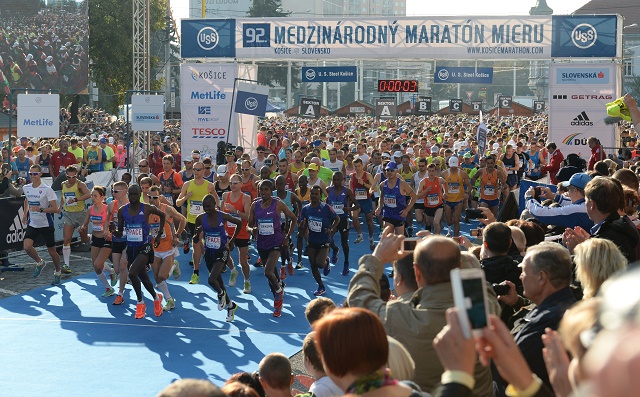 Snímka zo štartu pretekárov na 92. ročníku Medzinárodného maratónu mieru v Košiciach