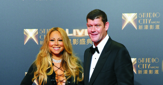 Na slávnostnom otvorení nechýbal ani jeho majiteľ, austrálsky miliardár James Packer (na snímke), ktorého sprevádzala jeho priateľka, americká speváčka Mariah Carey (na snímke)