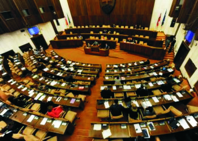 Opozícii zámer nevyšiel, minister Juraj Draxler ostáva vo funkcii.Po takmer osemhodinovej diskusii s návrhom na odvolanie ministra súhlasili všetci prítomní opoziční poslanci, členovia vládneho Smeru-SD boli proti