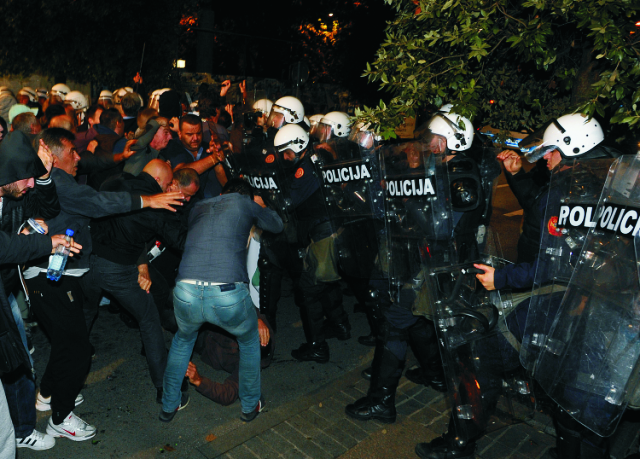 Čiernohorskí protivládni demonštranti sa bijú s policajtmi na protivládnom proteste v Podgorici. Čiernohorská polícia v hlavnom meste Podgorica použila slzotvorný plyn, aby rozohnala protestnú akciu, ktorú zvolala opozícia domáhajúca sa demisie premiéra Mila Djukanoviča, vytvorenia dočasnej vlády a vypísania predčasných parlamentných volieb