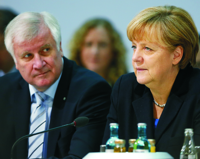Nemecká kancelárka a predsedníčka Kresťanskodemokratickej strany CDU Angela Merkelová (vpravo) a predseda Kresťanskosociálnej únie CSU Horst Seehofer (vľavo)