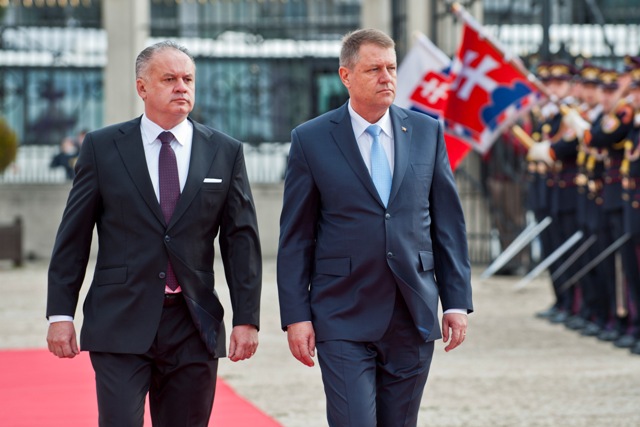 Na snímke vľavo prezident SR Andrej Kiska a vpravo prezident Rumunska Klaus Werner Iohannis počas prijatia v Prezidentskom paláci v Bratislave