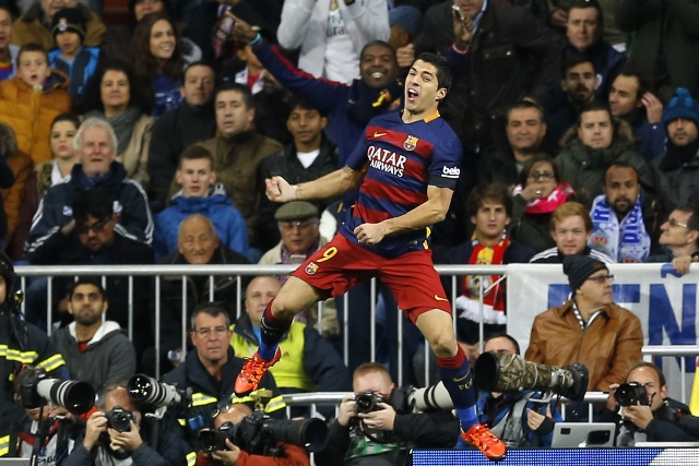 Na snímke uruguajský útočník Barcelony Luis Suarez oslavuje úvodný gól v derby 12. kola španielskej futbalovej Primera Division medzi Realom Madrid a FC Barcelona na štadióne Santiago Bernabeu