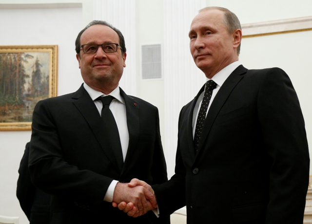 Na snímke vpravo ruský prezident Vladimir Putin a vľavo francúzsky prezident Francois Hollande počas stretnutia v Moskve