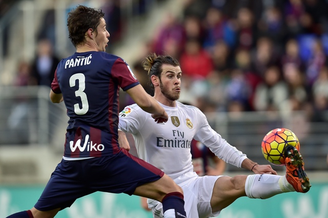 Futbalista Realu Gareth Bale (vpravo) má loptu pod kontrolou pred strelením gólu, vľavo hráč Eibaru Aleksandar Pantič, v zápase 13. kola španielskej La Ligy SD Eibar - Real Madrid v Eibare