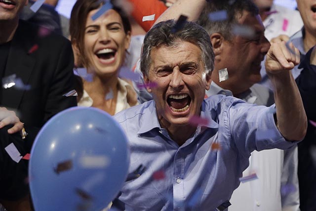 Na snímke argentínsky liberálny opozičný kandidát Mauricio Macri krátko po víťazstve v prezidentských voľbách.
