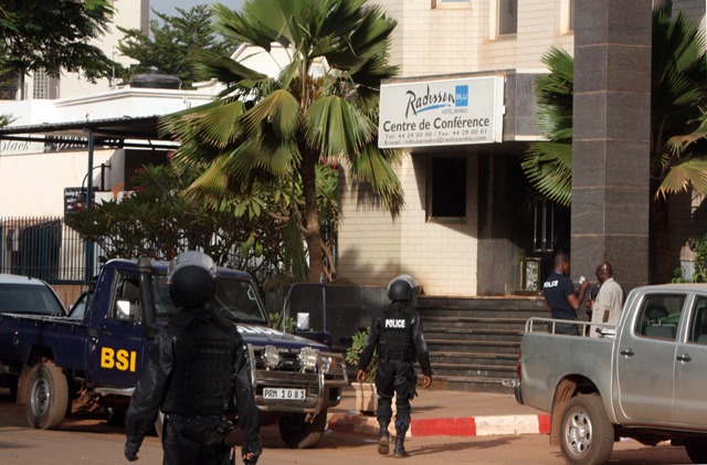 Na snímke malijskí policajti kráčajú pred jedným z vchodov do hotela Radisson Blu