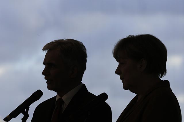 Na snímke siluety nemeckej kancelárky Angely Merkelovej a rakúskeho kancelára Wernera Faymanna.