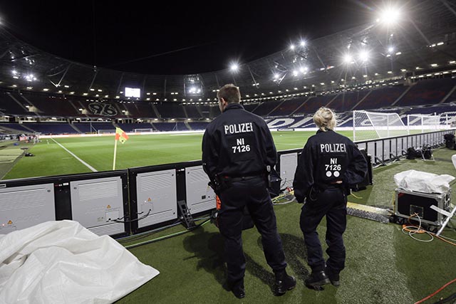 Policajti hliadkujú pri hracej ploche futbalového štadióna v Hannoveri