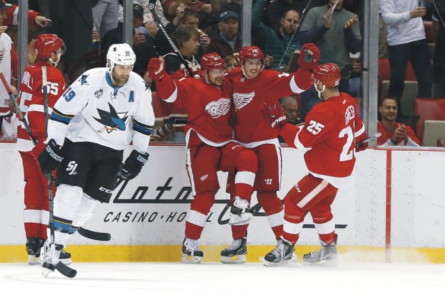 Ľavé krídlo Detroitu Red Wings Tomáš Tatar sa raduje po góle proti San Jose Sharks v zápase zámorskej NHL 13. novembra 2015 v Detroite