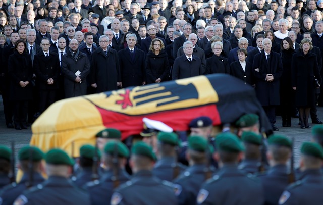 Na snímke  vojaci nesú truhlu s pozostatkami bývalého nemeckého spolkového kancelára Helmuta Schmidta po smútočnej omši v Kostole sv. Michala v Hamburgu