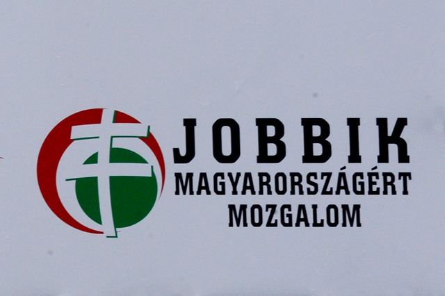 Na snímke bilbord na budove, kde sídli kancelária poslanca Jobbiku Istvána Szávaya