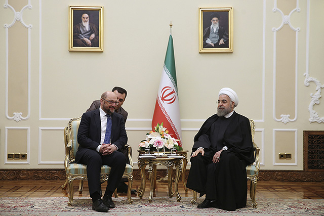 Iránsky prezident Hasan Rúhání (vpravo) sa rozpráva s predsedom Európskeho parlamentu Martinom Schulzom