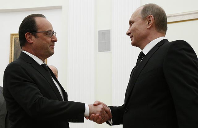 Na snímke vpravo ruský prezident Vladimir Putin a vľavo francúzsky prezident Francois Hollande