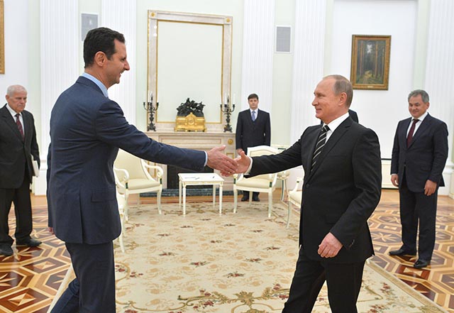 Na snímke sýrsky prezident Bašár Asad (vľavo) a ruský prezident Vladimir Putin
