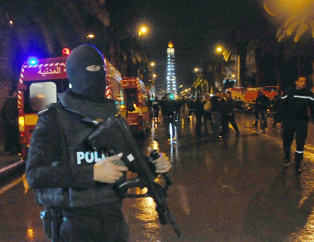 Na snímke policajt na mieste výbuchu autobusu v Tunise