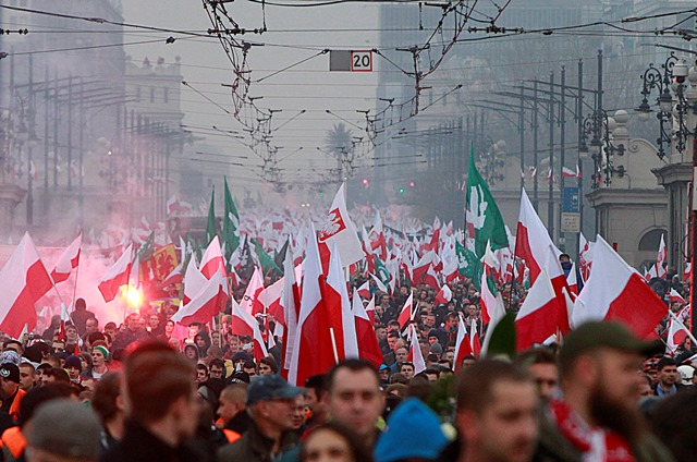 Na snímke demonštranti pochodujú ulicami Varšavy