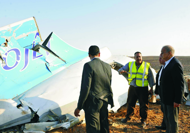 Na snímke egyptský premiér Šaríf Ismáíl (vpravo) si prezerá časť ruského lietadla Airbus A321, ktoré havarovalo v Hasane v centrálnej časti egyptského Sinajského polostrova v sobotu 31. októbtra 2015. Lietadlo spoločnosti Kogalymavia a 217 cestujúcimi a siedmimi členmi posádky na palube smerovalo z prímorského letoviska Šarm aš-Šajch do ruského Petrohradu