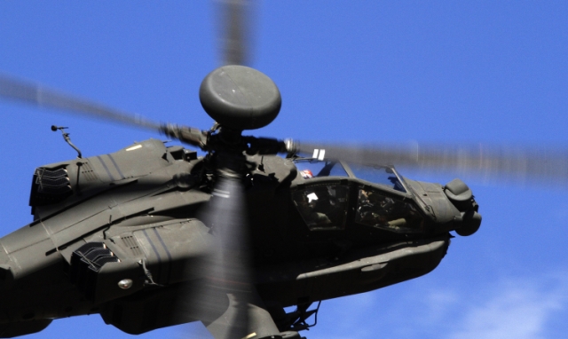Helikoptéra Apache. Ilustračné foto