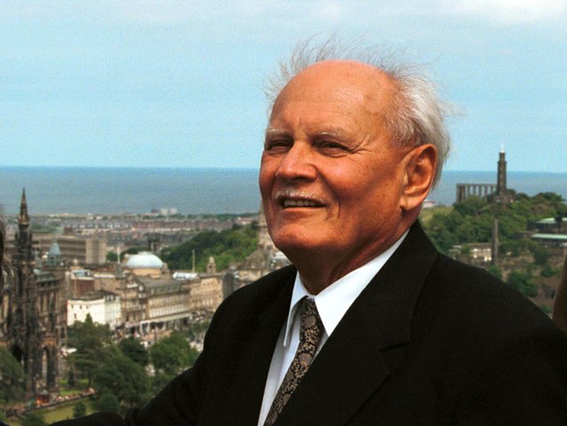 Na snímke z roku 1999 Árpádom Göncz