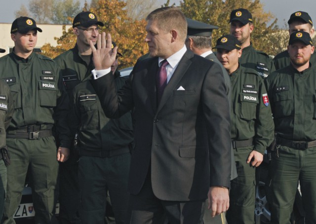 Predseda vlády SR Robert Fico (uprostred) sa zúčastnil v areáli Akadémie Policajného zboru na Sklabinskej ulici na nástupe policajnej jednotky vysielanej do Slovinska, ktorá bude v rámci aktivít zameraných na riešenie migračnej krízy pomáhať pri ochrane vonkajšej hranice EÚ