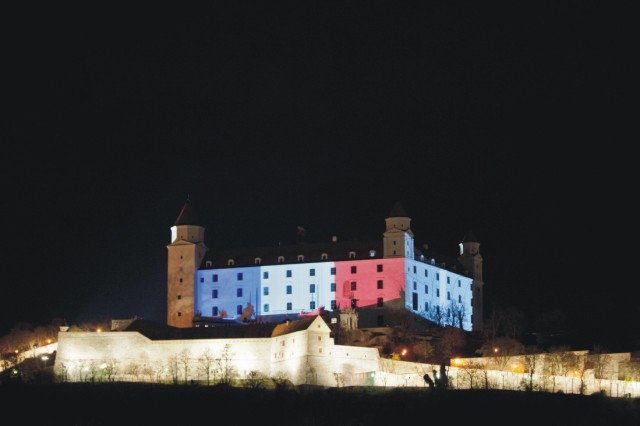 Na snímke Bratislavský hrad nasvietený vo farbách francúzskej vlajky na znak solidarity s francúzskym ľudom 14. novembra 2015 v Bratislave