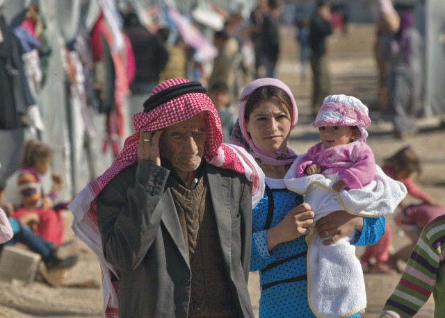 Kurdskí utečenci zo sýrskeho mesta Kobané, kde prebiehajú intenzívne boje medzi militantmi Islamského štátu. V poslednom čase sa na severe Iraku  stále viac kurdských moslimov stáva kresťanmi